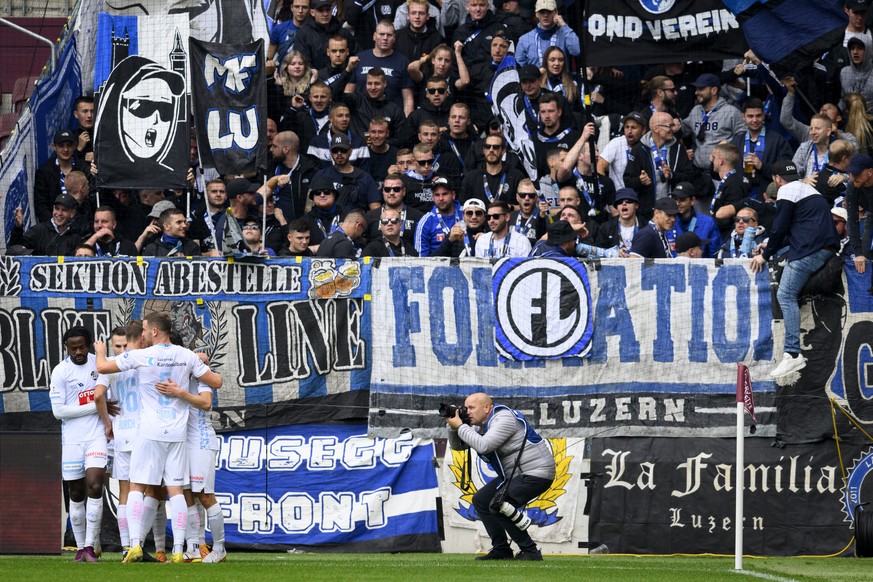 Les joueurs lucernois celebrent le but du 1 a 1 devant leurs supporters lors de la rencontre de football de Super League entre le Servette FC, SFC, et FC Luzern, FCL, ce dimanche 9 octobre 2022 au sta ...