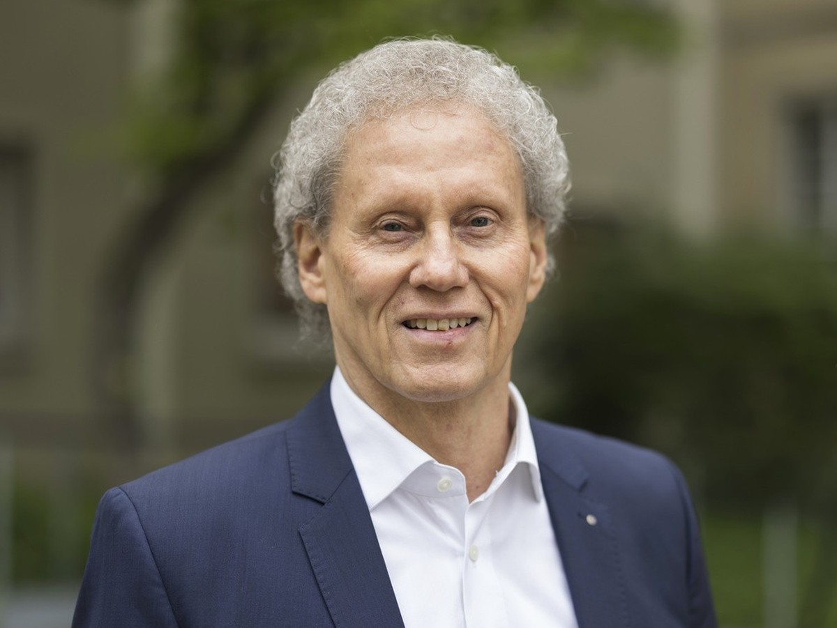 Der neu gewaehlte Ratspraesident Christian Huser (FDP) posiert vor dem Zuercher Gemeinderat vor dem Rathaus Hard, am Mittwoch, 7. Mai 2025 in Zuerich.(KEYSTONE/Michael Buholzer)