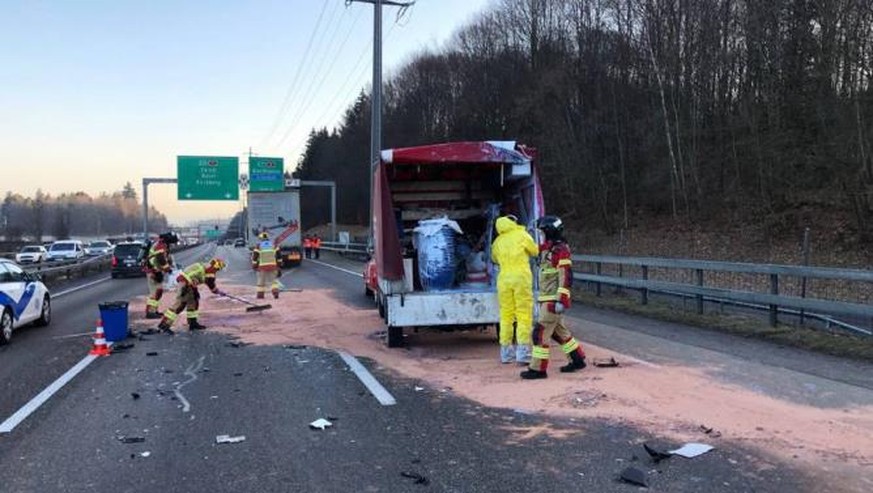 Feuerwehrleute beim Binden von flüssigem Kautschuk, das eines der verunfallten Fahrzeuge geladen hatte.