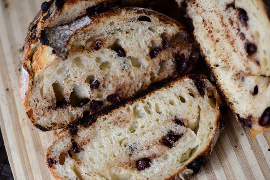 Chocolate chip sourdough loaf Schokoladenbrort 
https://www.katiegetscreative.com/wp-content/uploads/2022/07/Chocolate-Chip-Sourdough-Mini-Loaf.jpg