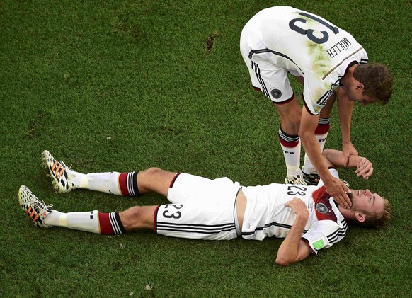 WM-Final: Thomas Müller schaut, wie es Christoph Kramer geht.