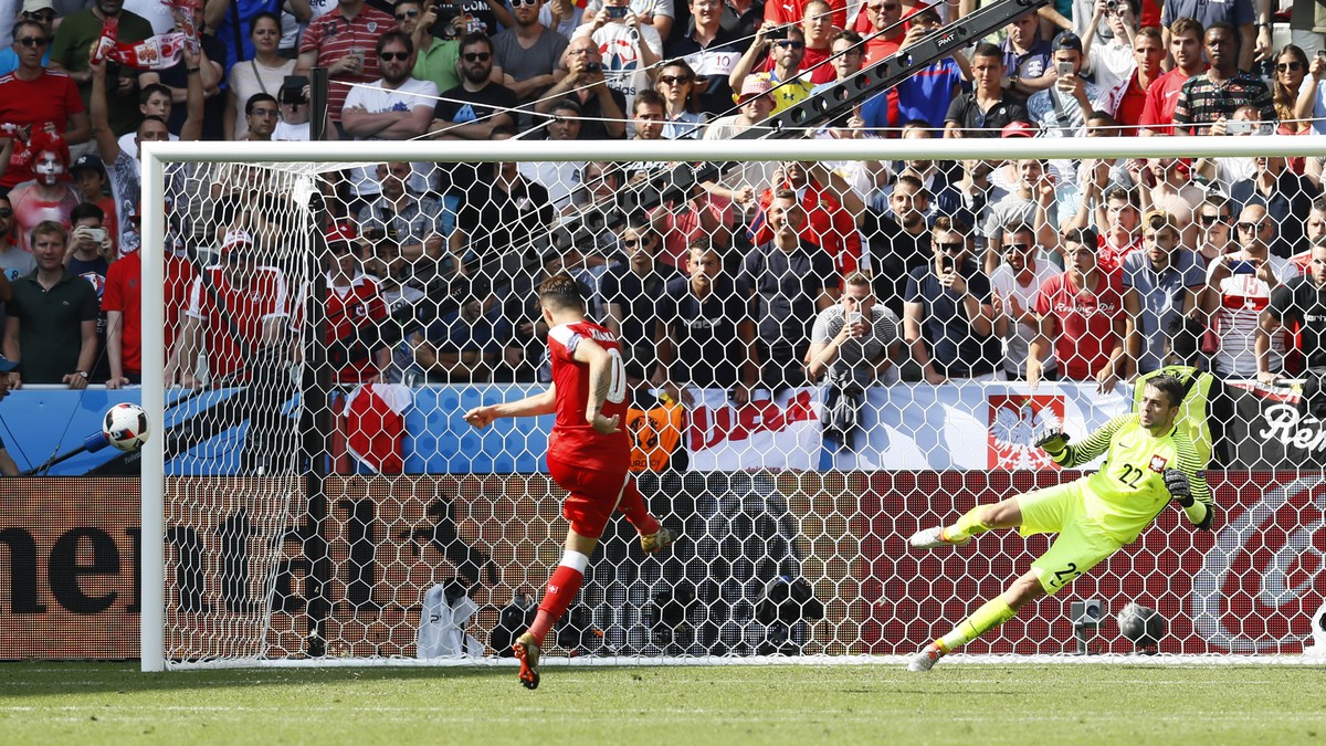 Granit Xhaka haut gegen Polen den Penalty links am Tor vorbei.