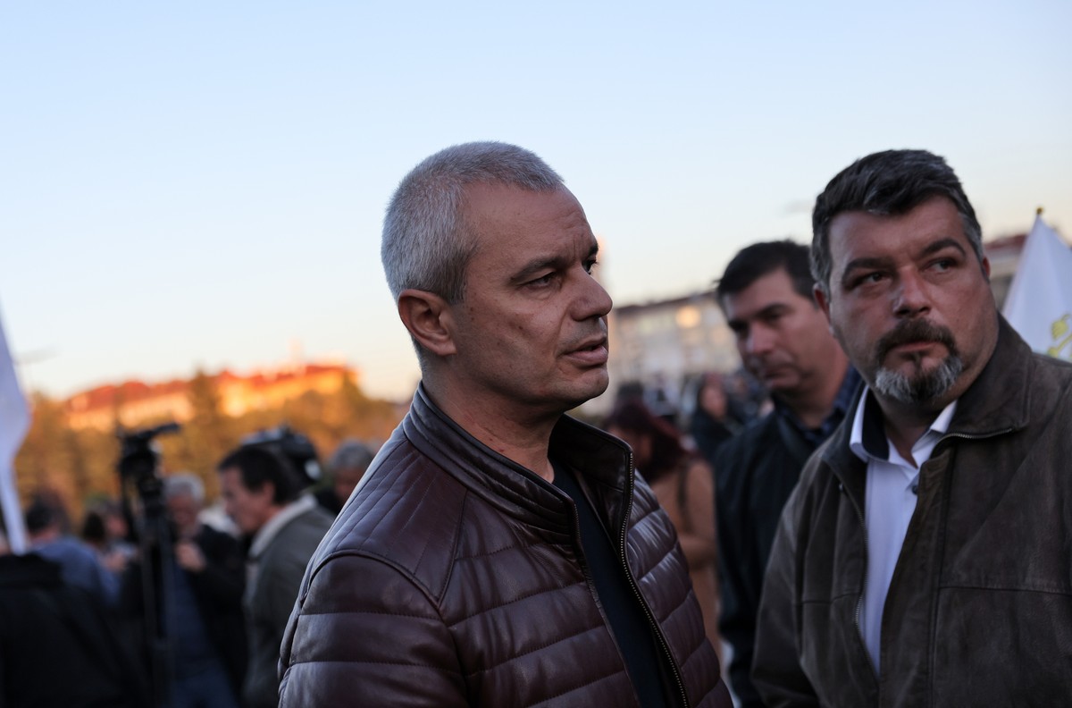 epa11673508 The leader of the 'Revival' party, Kostadin Kostadinov (L), participates in a rally titled 'Give Peace a Chance' in Sofia, Bulgaria, 21 October 2024. The Revival Party  ...