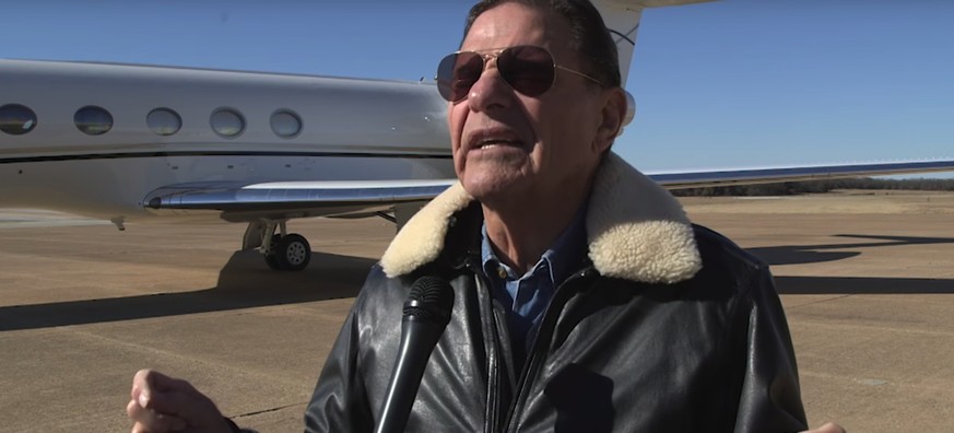 Kenneth Copeland betet und dankt Gott für sein neues Flugzeug.