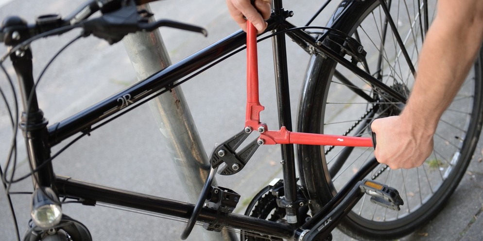 Um sich vor Dieben zu schützen, sollte man sein Fahrrad immer und überall sichern.