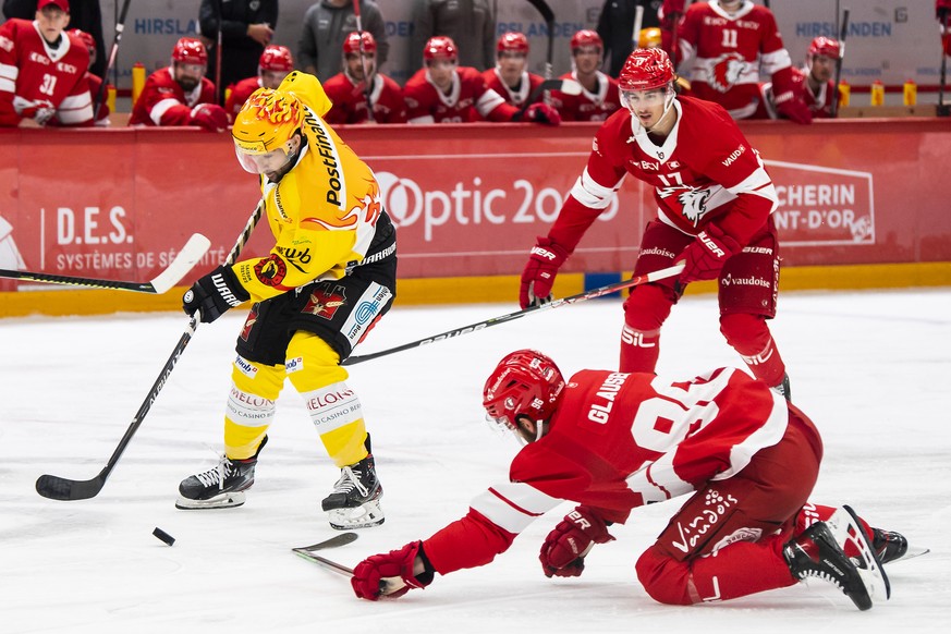 le top scorer PostFinance bernois Cory Conacher, gauche, lutte pour le puck avec le defenseur lausannois Andrea Glauser, droite, lors de la rencontre du championnat suisse de hockey sur glace de Natio ...