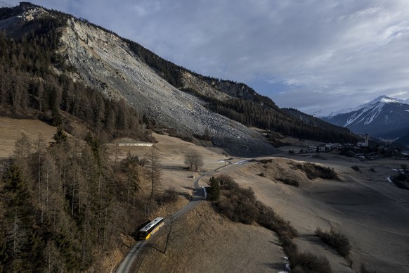 KEYPIX - Das Postauto faehrt wieder durch Brienz, aufgenommen am Montag, 26. Januar 2026, in Brienz-Brinzauls. Das Dorf war wegen eines erneuten drohenden Bergsturz ueber 62 Wochen evakuiert. Im Juni  ...