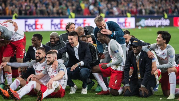 epa06665334 Salzburg&#039;s team celebrates after winning the UEFA Europa League quarter final second leg soccer match between RB Salzburg and SS Lazio in Salzburg, Austria, 12 April 2018. EPA/ANDREAS ...