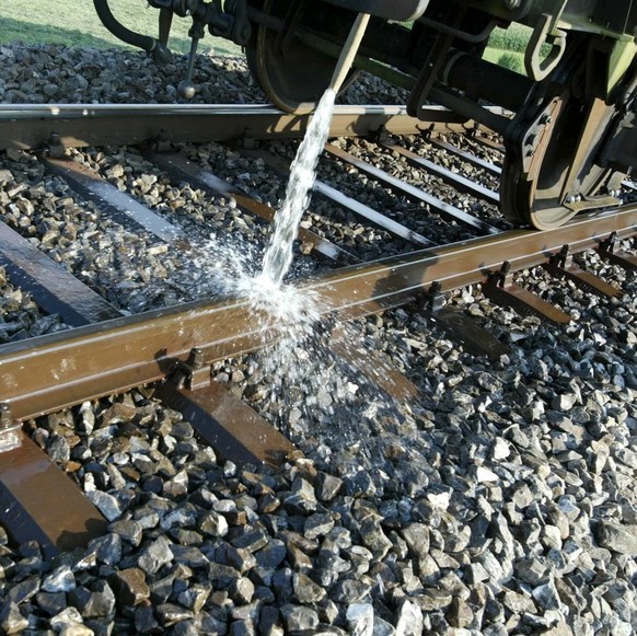 Ein Wagen der SBB kuehlt am Dienstag, 5. August 2003 auf der SBB-Linie Luzern-Zuerich bei Rotkreuz das einspurige Bahngleis mit kuehlendem Wasser. Die grosse Hitze hat am fruehen Dienstagnachmittag da ...