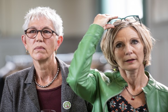 Regina Fuhrer-Wyss, Praesidentin Kleinbauern-Vereinigung, links, und Maya Graf, Co-Praesidentin Initiativkomitee und Nationalraetin Gruene, rechts, am Abstimmungsfest des Komitees &quot;Ja zur Fair-Fo ...