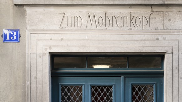 ARCHIV -- Ueber dem Eingang des Hauses am Neumarkt 13 in Zuerich steht die Inschrift &quot;Zum Mohrenkopf&quot;, fotografiert am 14. April 2021 in Zuerich. Der Zuercher und der Stadtzuercher Heimatsch ...
