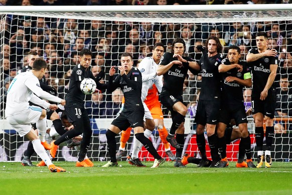 epa06525618 Real Madrid&#039;s Cristiano Ronaldo (L) takes a free kick during the UEFA Champions League round of 16, first leg soccer match between Real Madrid and Paris Saint-Germain (PSG) at Santiag ...