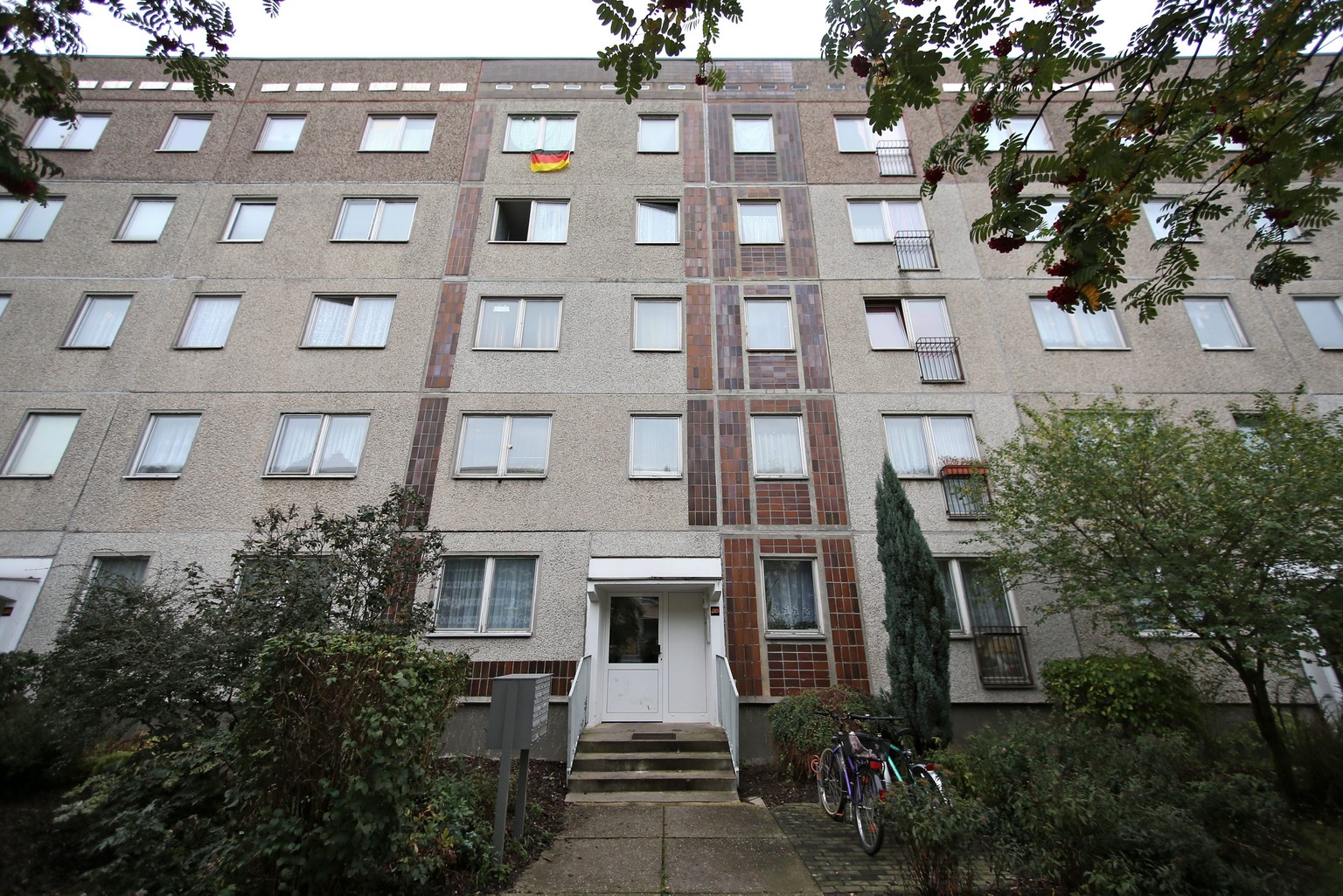 epa05580713 Exterior view of a residential building in the Paunsdorf district of Leipzig, Germany, 11 October 2016, where wanted terror suspect Jaber al-Bakr was arrested on 10 October 2016. The 22-ye ...