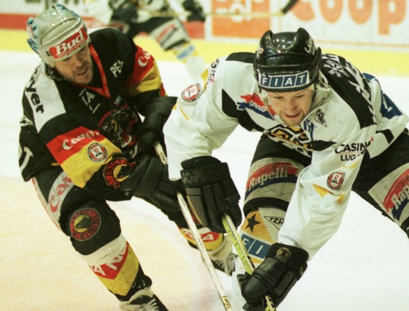 LUGANO BERN PLAY OFF 2. Spiel: Michael Nylander (rechts) von Lugano, verfolgt vom Berner Gaetano Orlando (links) am Dienstag abend 11. Maerz 1997. (Keystone/Karl Mathis)