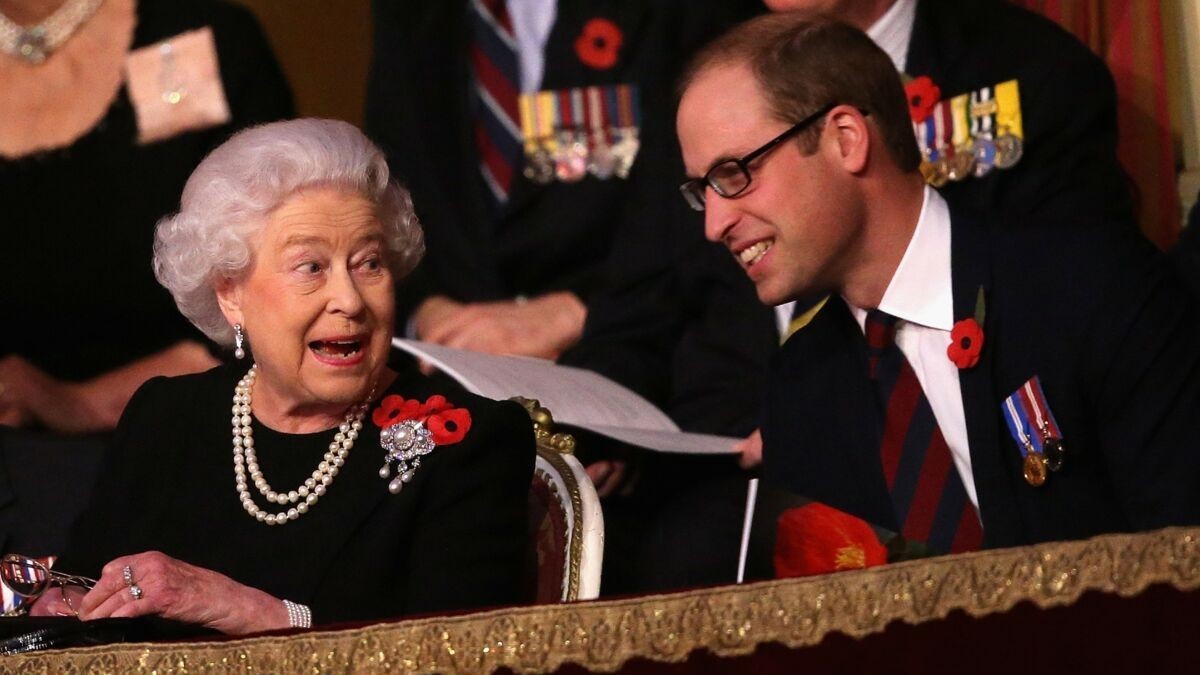 William et la reine ont entretenu une étroite proximité. Elle lui enseigne l'art de bien se tenir, de rester au-dessus de la mêlée partisane et, surtout, de ne jamais être éclaboussé par le scandale.