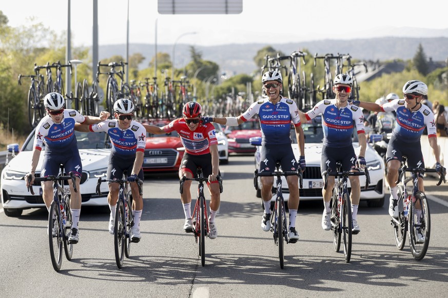 epa10178097 The overall leader, Belgian rider Remco Evenepoel (3-L) of Quick-Step Alpha Vinyl and his team-mates pose for photographs before the start of the 21st and last stage of the Vuelta a Espana ...