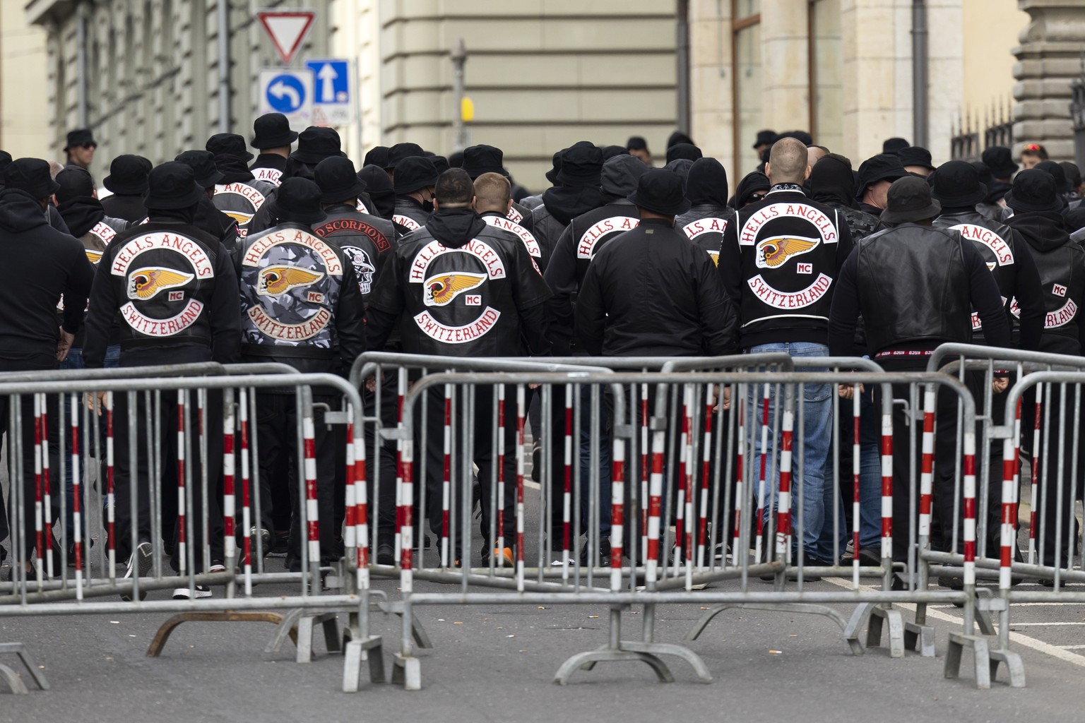 Mitglieder der Hells Angels stehen vor dem Gerichtsgebaeude, waehrend dem Prozess um die Auseinandersetzung der Motorradclubs Hells Angels und Bandidos, am Montag, 30. Mai 2022, in Bern. (KEYSTONE/Str ...