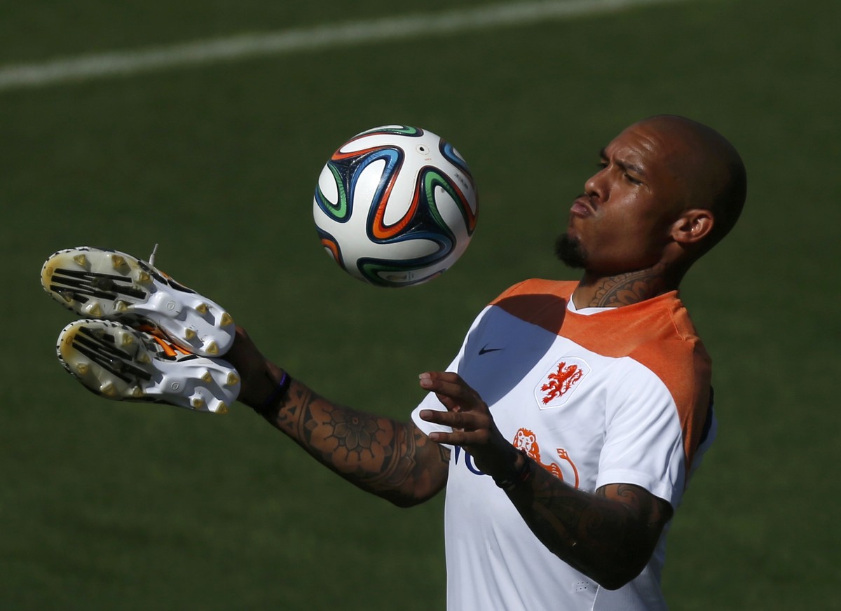 Netherlands' national soccer team player Nigel de Jong controls the ball during a training session for the 2014 World Cup in Rio de Janeiro, June 14, 2014. REUTERS/Pilar Olivares (BRAZIL - Tags:  ...