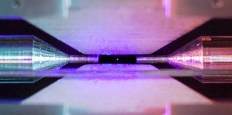Jep, das ist ein Foto eines einzelnen Atoms. Es ist Zeit für geilen Science Porn!