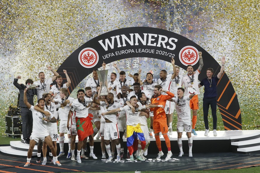epaselect epa09956625 Eintracht players celebrate with the trophy after the penalty shootout of the UEFA Europa League final between Eintracht Frankfurt and Glasgow Rangers in Seville, Spain, 18 May 2 ...
