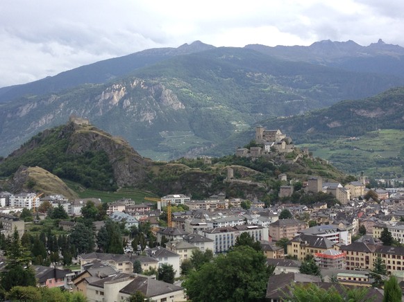 Mit so einem Panorama müssten Etappen immer enden: Sion mit der Ruine Tourbillon (l.) und dem Schloss Valère (r.).