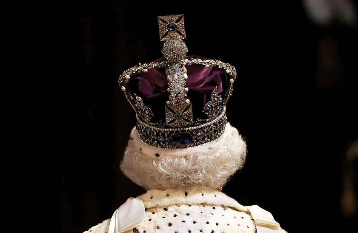 LONDON, ENGLAND - MAY 27: Queen Elizabeth II proceeds through the Royal Gallery before the State Opening of Parliament in the House of Lords at the Palace of Westminster on May 27, 2015 in London, Eng ...