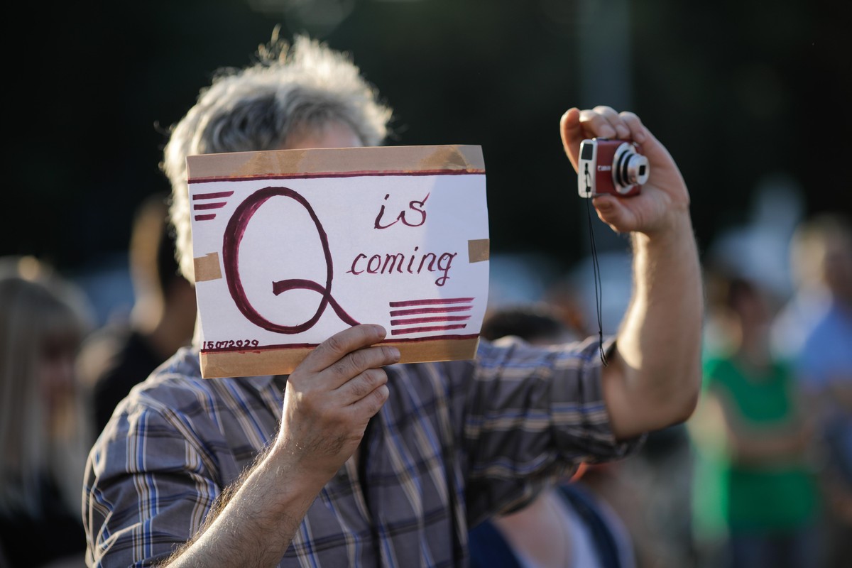 Ein QAnon-Gläubiger an einer Demonstration gegen Corona-Massnahmen.