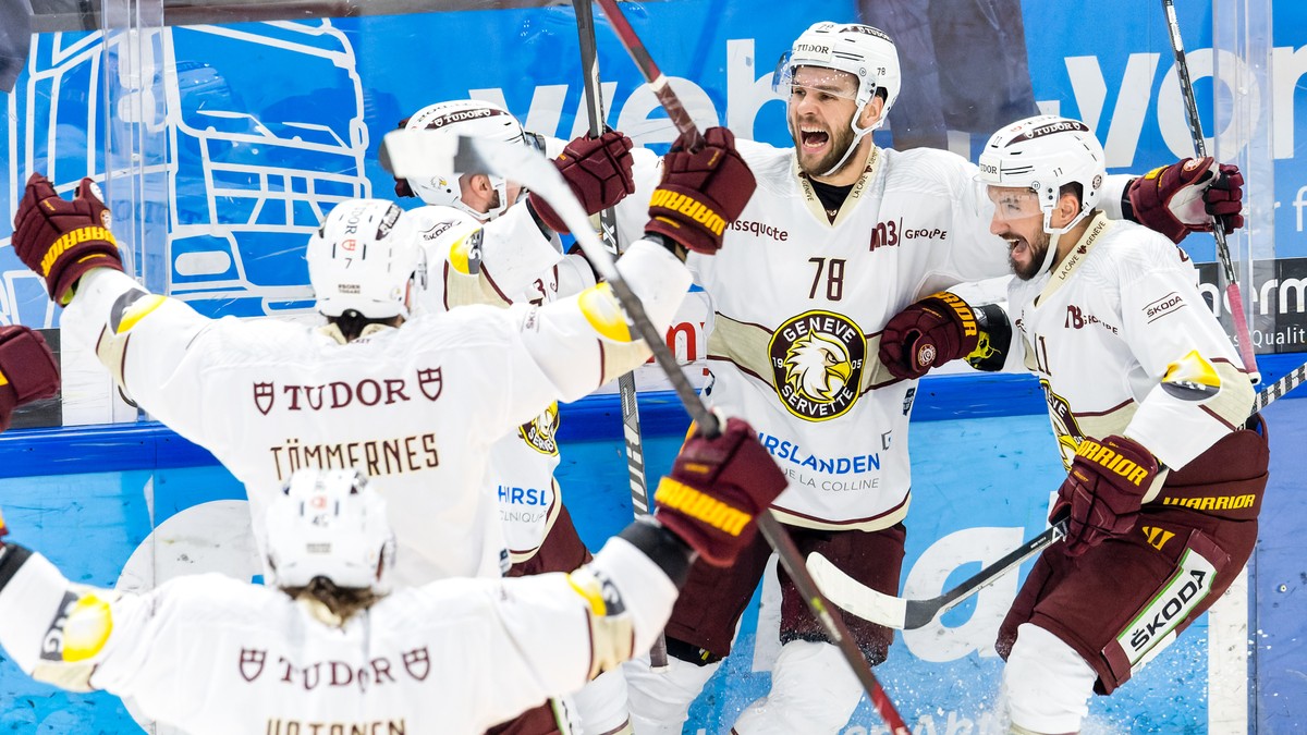 Servettes Marc-Antoine Pouliot, zweiter von rechts, bejubelt sein Tor zum 2:3 mit Henrik Toemmernes, Alessio Bertaggia und Vincent Praplan, von links, im vierten Eishockey Playoff Halbfinalspiel der N ...
