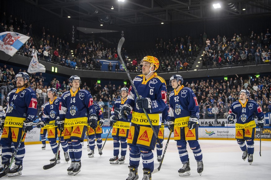 Die Zuger sind Qualifikationssieger nach dem Eishockey Qualifikationsspiel der National League zwischen dem EV Zug und den ZSC Lions am Montag, 14. Maerz 2022 in Zug. (KEYSTONE/Urs Flueeler).