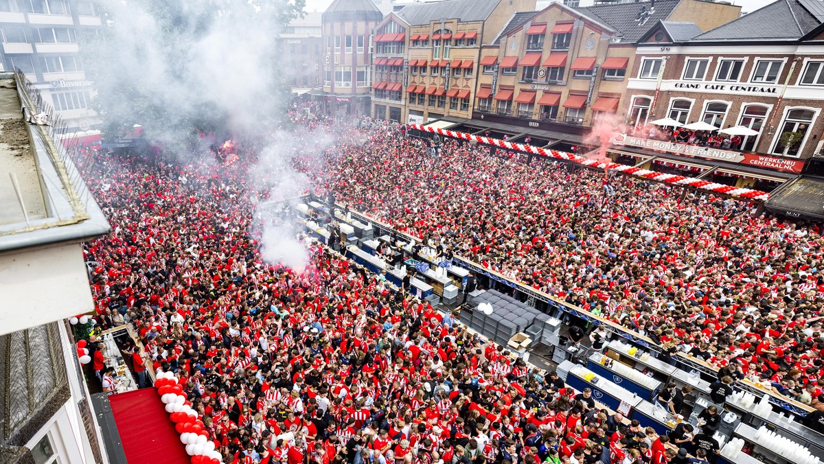 epa12112883 Soccer fans in the center of Eindhoven, prior to the Eredivisie match between Sparta Rotterdam and PSV Eindhoven, Netherlands, 18 May 2025. EPA/ROB ENGELAAR