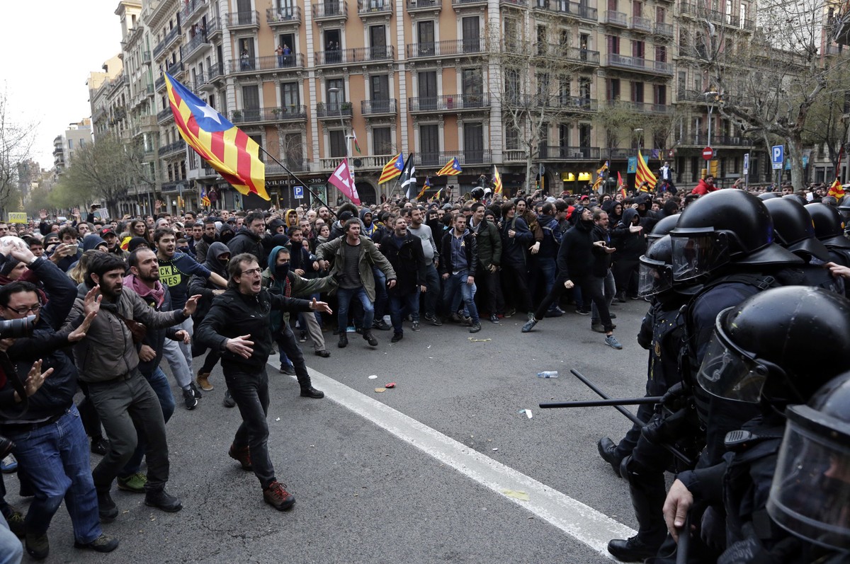 Catalan Mossos d'Esquadra regional police officers clash with pro-independence supporters trying to reach the Spanish government office in Barcelona, Spain, Sunday, March 25, 2018. Grassroots gro ...