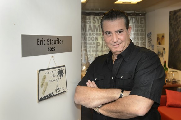 Le depute MCG Eric Stauffer, pose dans les bureau de la la societe de telephonie Medinex ce mardi 23 juin 2015 a Geneve. (KEYSTONE/Jean-Christophe Bott)