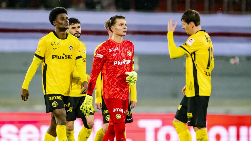 Deception des joueurs bernois avec depuis la gauche, Chris Bedia (YB), le gardien Marvin Keller (YB) et Christian Fassnacht (YB) lors de la rencontre de football de Super League entre FC Sion et BSC Y ...