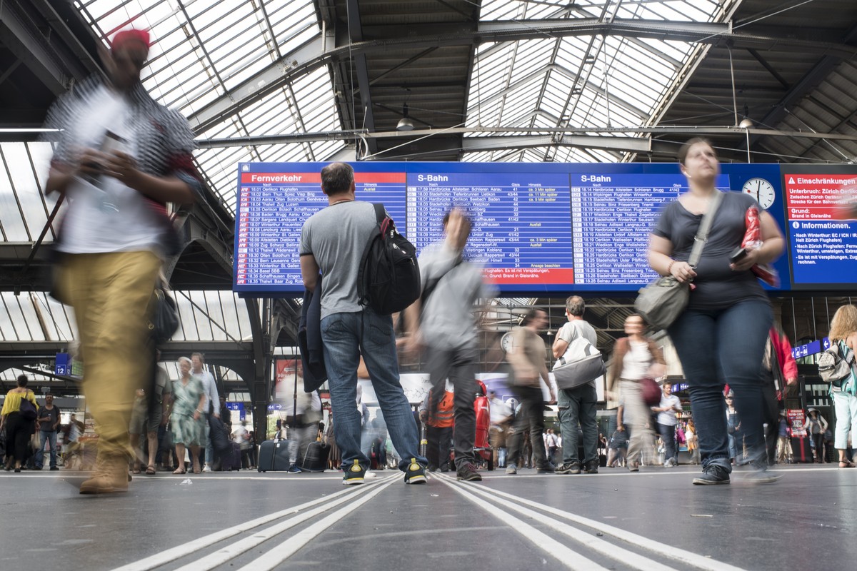 ARCHIV - ZUR MELDUNG, DASS DIE PREISERHOEHUNG BEI DEN BILLETTEN DES OEFFENTLICHEN VERKEHRS WENIGER DRASTISCH AUSFALLEN STELLEN WIR IHNEN DIESES ARCHIVBILD ZUR VERFUEGUNG. - Pendler bewegen sich am Hau ...
