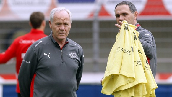 Der Schweizer Fussball Nationalcoach Jakob "Koebi" Kuhn, links, lauscht den Worten seines Assistenten Pierluigi Tami, rechts, am Donnerstag, 22. Mai 2008, im Stadion Cornaredo in Lugano beim ...