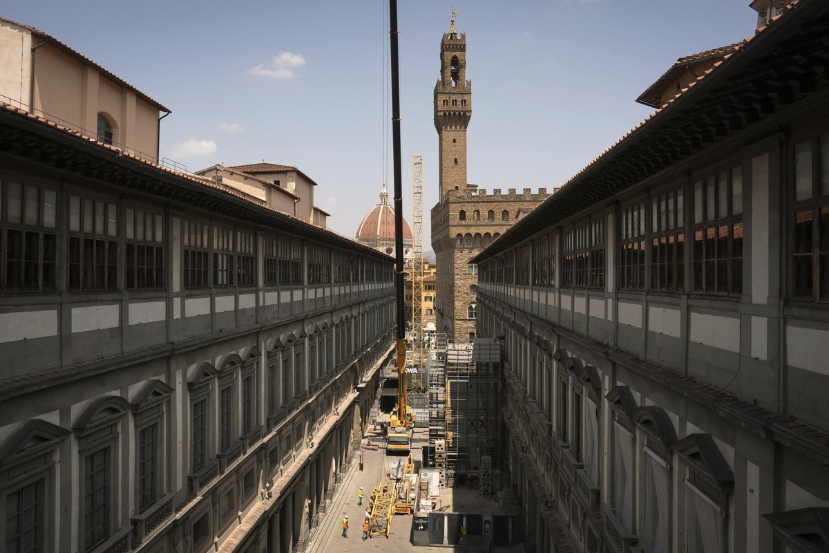 A crane which has been positioned in front of the Uffizi Gallery for almost 20 years is partially dismantled, in Florence, Italy, Monday, June 16, 2025. (Massimo Paolone/LaPresse via AP)
Italy Uffizi  ...
