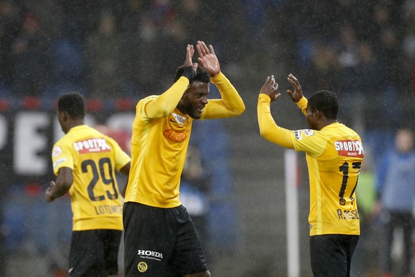 YBs Jean-Pierre Nsame, Mitte, jubelt nach seinem Tor zum 1-1 mit Teamkollege Roger Assale, rechts, im Super League Spiel zwischen dem FC Basel und dem BSC Young Boys Bern im Stadtion St. Jakob-Park in ...