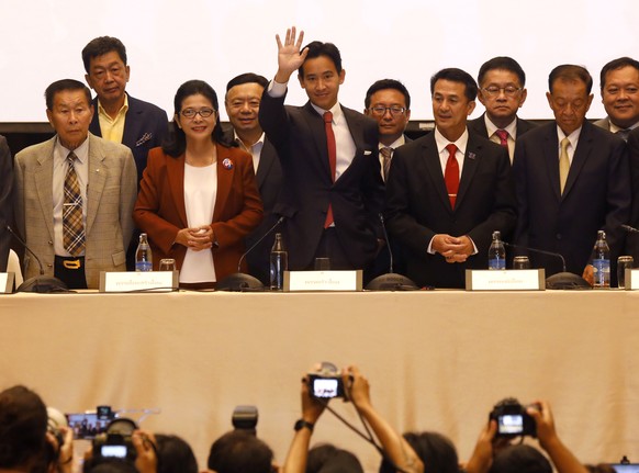 epa10635704 Move Forward Party leader Pita Limjaroenrat waves alongside key members of other parties during a press conference in Bangkok, Thailand, May 18, 2023. Move Forward held a press conference on May 18...