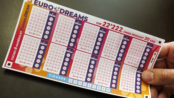 Un membre de la loterie romande presente le nouveau jeu de la loterie romande EURODRAMS dans le kiosque de Josephine, ce lundi 16 octobre 2023 a Cheseaux-sur-Lausanne pres de Lausanne. Le 30 octobre p ...