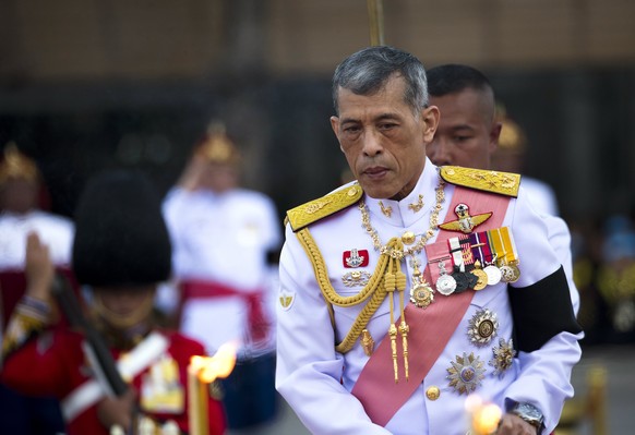 epa06284096 Thai King Maha Vajiralongkorn Bodindradebayavarangkun arrives to lay flowers paying respect to the statue of King Chulalongkorn or King Rama V to mark the late king&#039;s 107th anniversar ...