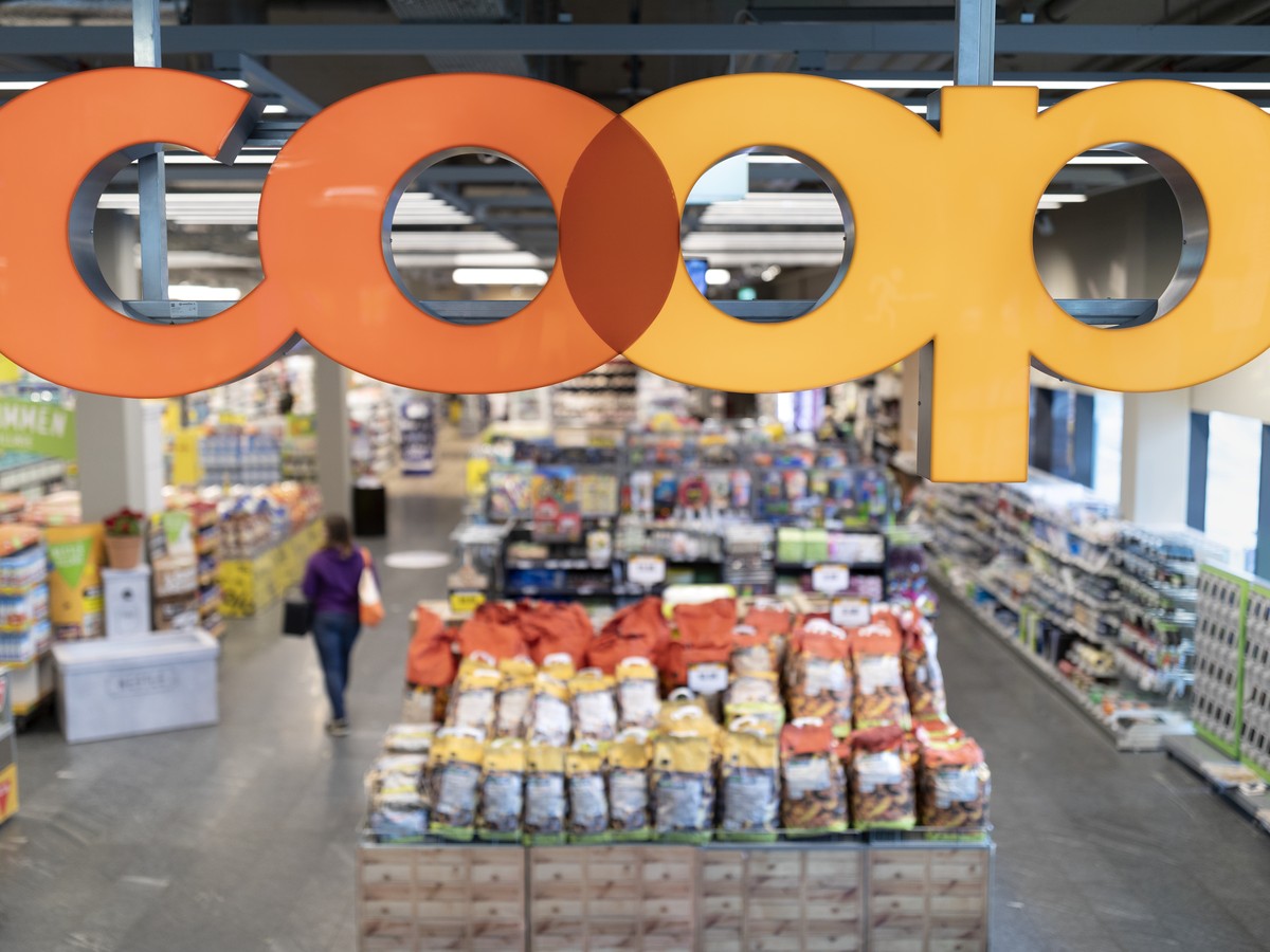The logo of retailer Coop at the Coop branch in the shopping center Seewen Markt in Seewen, Canton of Schwyz, Switzerland, on May 15, 2018. (KEYSTONE/Gaetan Bally)..Das Coop Logo in der Filiale des De ...