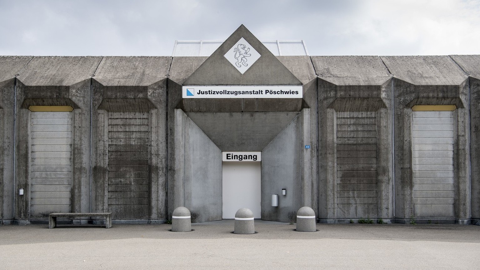 Blick auf den Eingang des Justizvollzug der JVA Poeschwies, aufgenommen am Donnerstag, 13. Juli 2017 in Regensdorf. (KEYSTONE/Ennio Leanza)