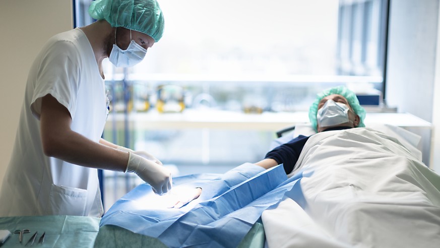 Die Gesundheitskosten steigen jedes Jahr. Jetzt steht der Bundesrat auf die Bremse. (Archivbild)