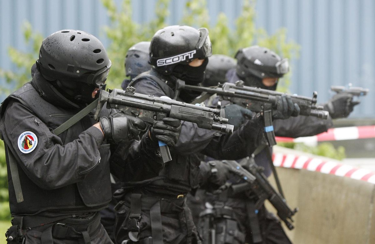 Westschweizer Polizisten ueben einen Einsatz gegen Terroristen anlaesslich einer von der Stadtpolizei Zuerich organisierten Uebung im Ausbildungszentrum in Zuerich-Opfikon am Freitag, 3.Oktober 2008.  ...