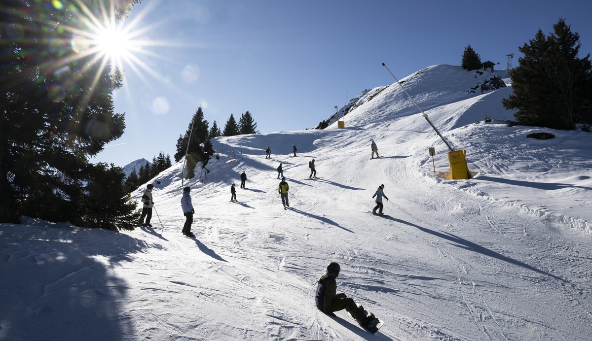 Skifahrer und Snowboarder faehren eine Piste, auf den Skipisten von Gstaad Bergbahnen, am Dienstag, 30. Dezember 2025, in Rinderberg, oberhalb Zweisimmen. (KEYSTONE/Anthony Anex)