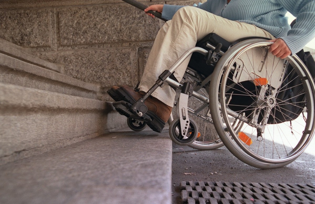 Die gehbehinderte Thea Mauchle (Verfassungsraetin SP) moechte am 20. Maerz 2003 in Zuerich eine Treppe hinauf. Ein schwieriges Unterfangen ohne die Hilfe ihrer Mitmenschen. Mauchle ist seit etwa 10 Ja ...