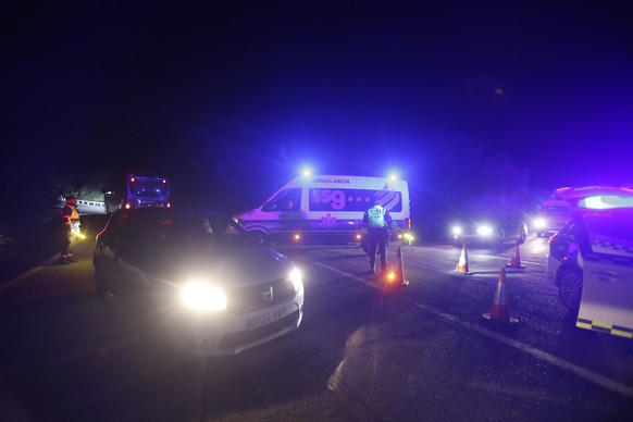 epa12659928 Emergency services personnel arrive at the scene where two high-speed trains derailed near Adamuz, Spain, 18 January 2026. At least ten people were killed and several were injured, with ot ...