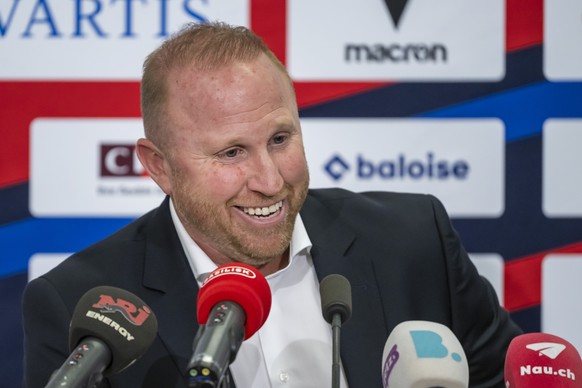 Der neue Trainer Ludovic Magnin spricht bei einer Pressekonferenz des FC Basel 1893 in Basel, am Dienstag, 17. Juni 2025. (KEYSTONE/Georgios Kefalas)
