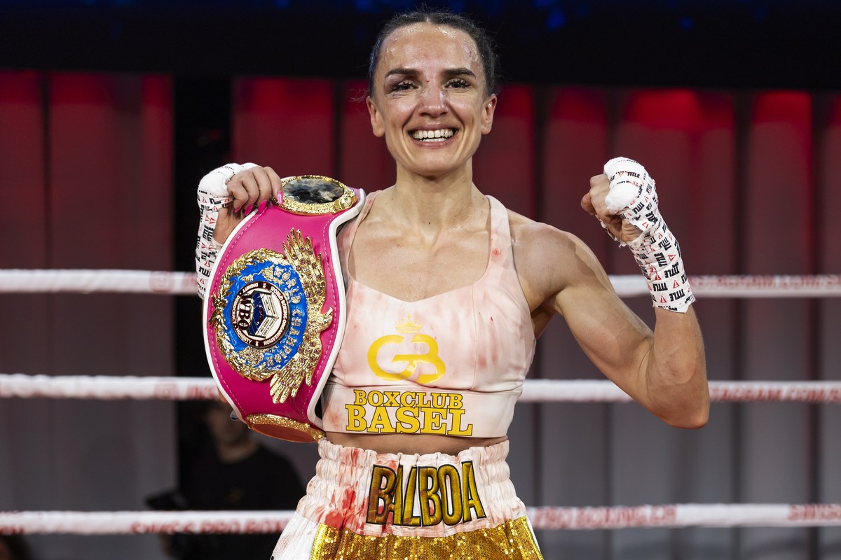 epa12613347 Gabriela Timar of Switzerland poses with the belt after winning the WBO world championship atomweight fight against Marina Loreto of Japan at the Boxing Day 2025 event in Bern, Switzerland ...