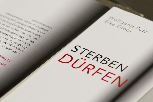 Das Buch &quot;Sterben duerfen&quot; von Wolfgang Putz und Elke Gloor ist ausgestellt am Exit Sterbehilfe Kongress am Freitag, 15. Juni 2012 in Zuerich. (KEYSTONE/Alessandro Della Bella)